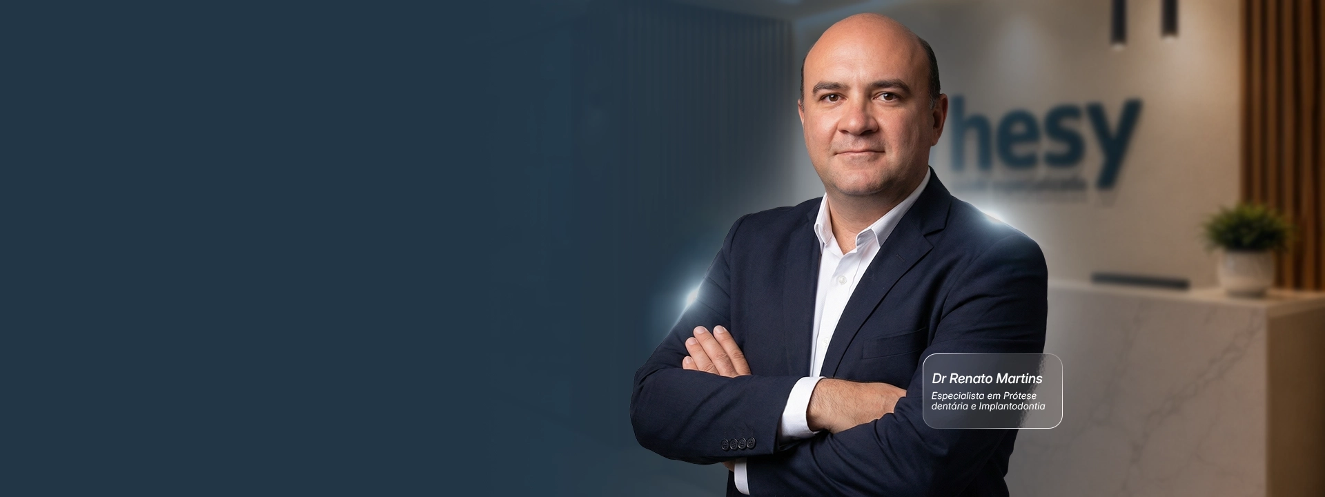 Dr Renato Martins, especialista em prótese dentária e implantodontia, na recepção da clínica Hesy